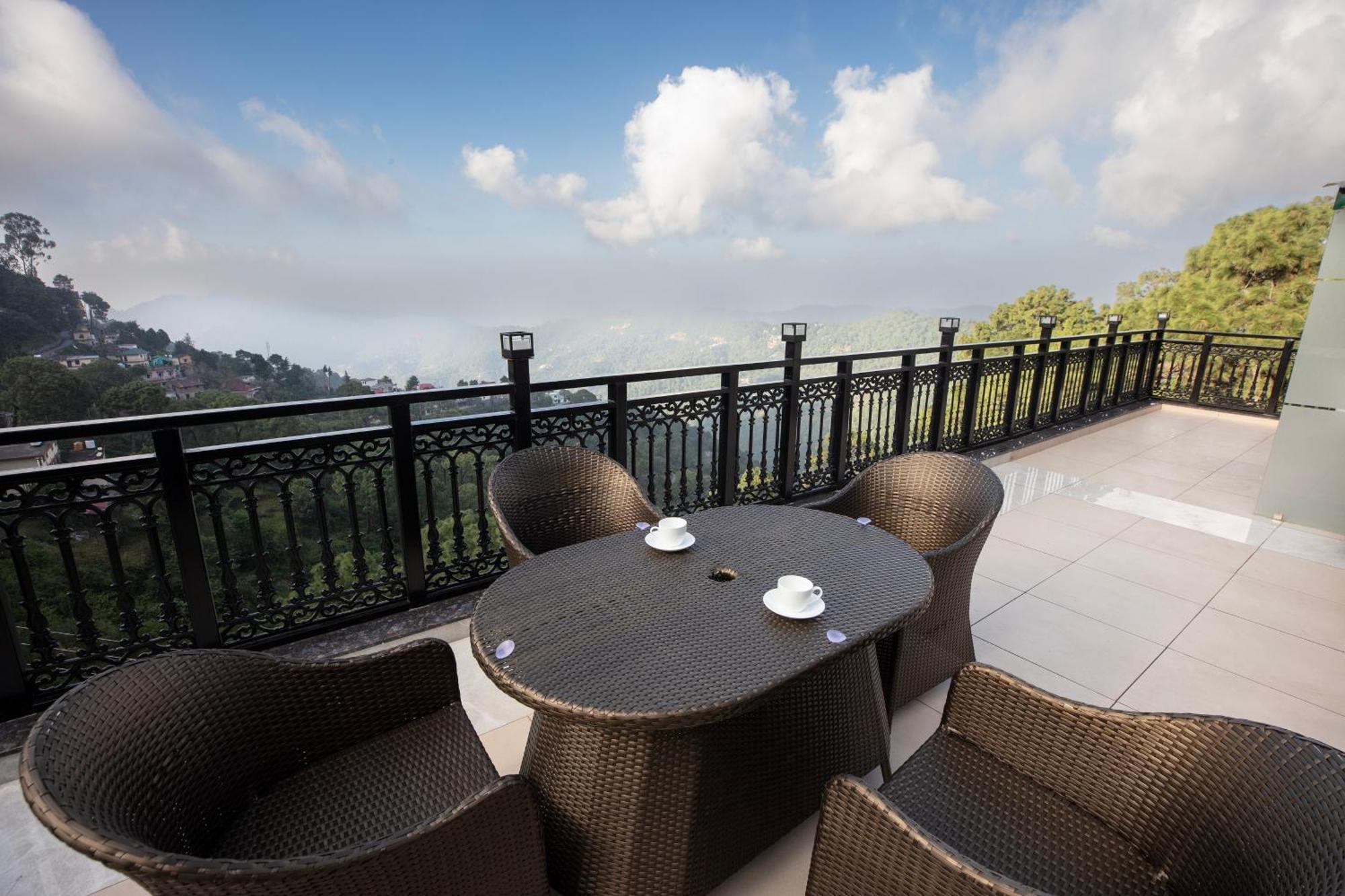 Luxe Resorts - Centrally Heated Air Conditioned Hotel In The Heart Of Kasauli Esterno foto